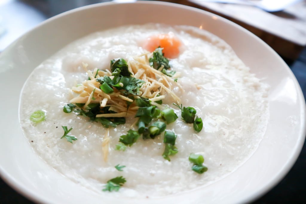 Thailändische dicke Reissuppe mit Huhn Rezept - Tschohk