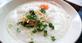 Thailändische dicke Reissuppe mit Huhn